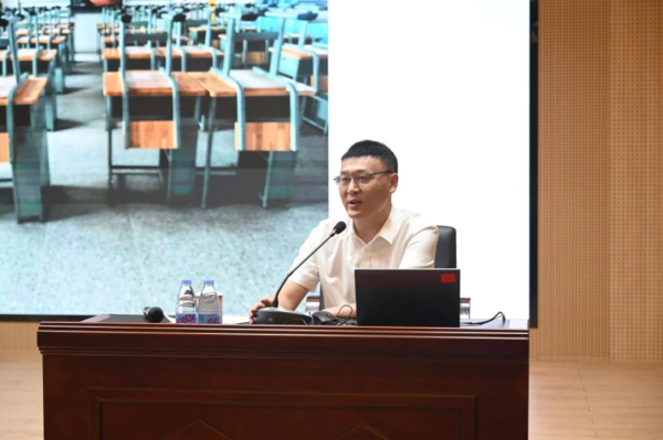 兆富配资 正高级教师，出任深圳这所高中校长！