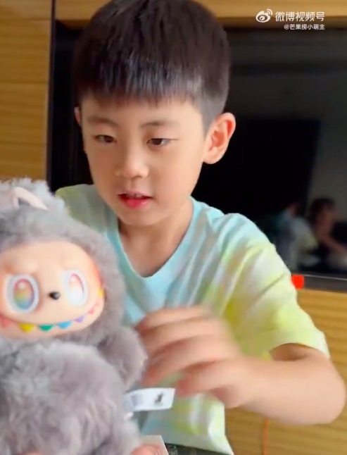口袋超盘 欧气爆棚！于晓光儿子抽中隐藏款Labubu